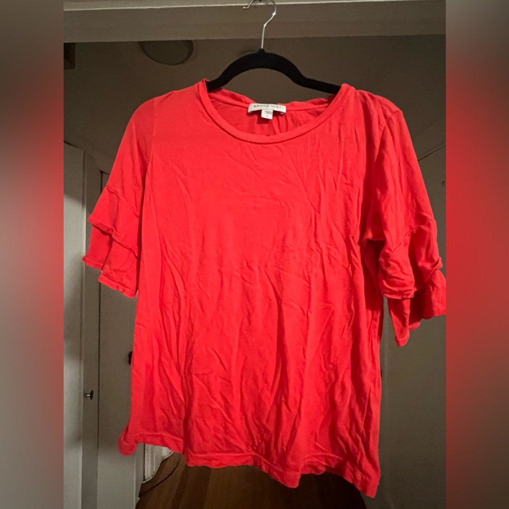 Amour Vert casual tshirt with sleeve ruffles. Size small